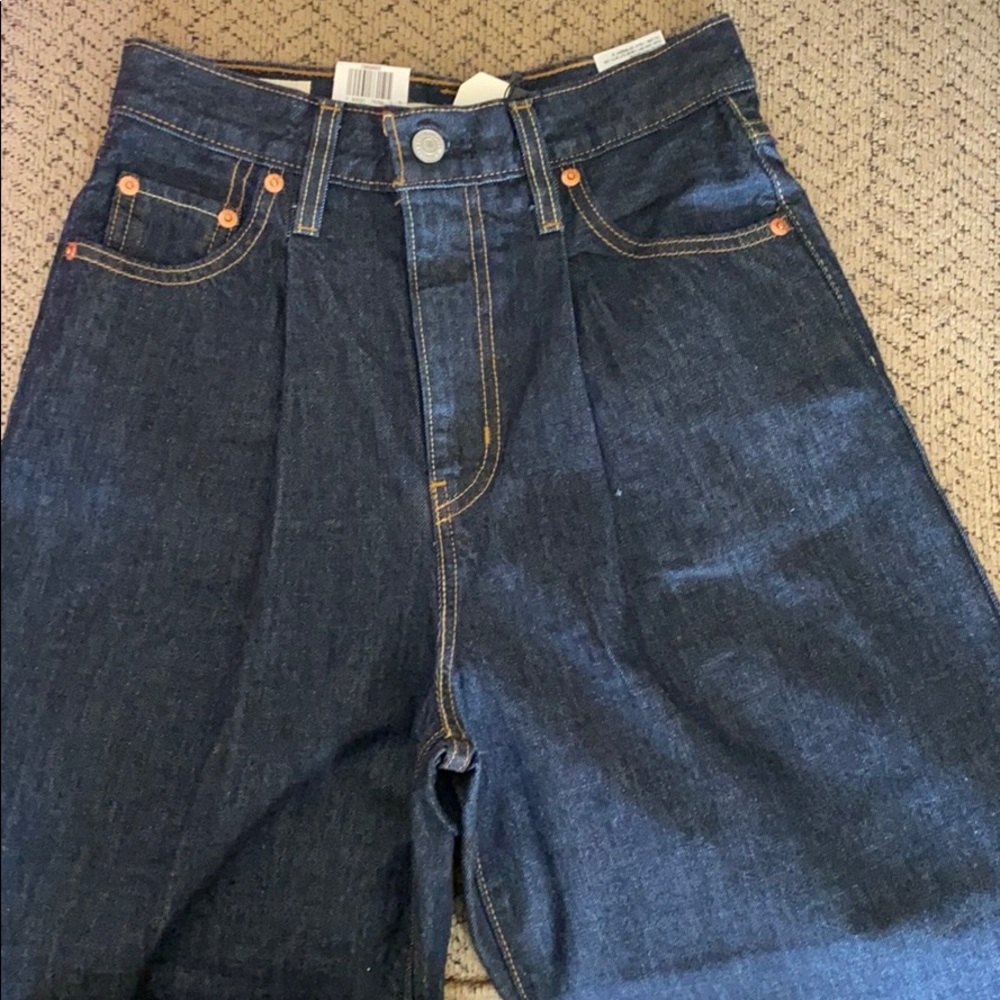 Levi’s Ribcage Pleated Crop Jeans - Picture 4 of 6